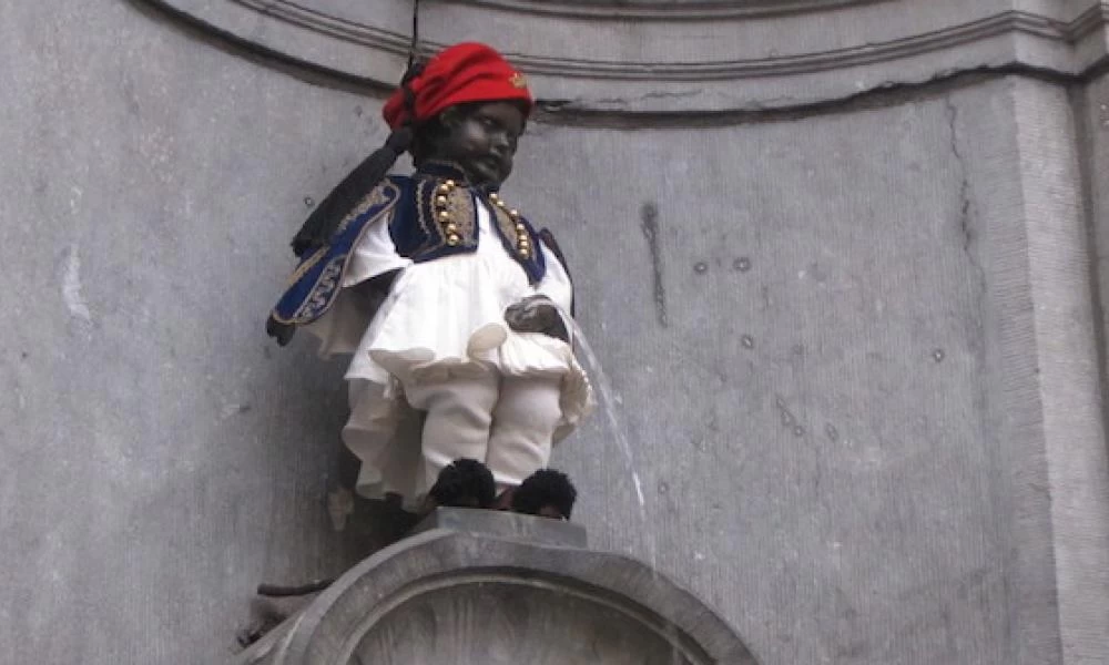 Το σύμβολο των Βρυξελλών ντύνεται τσολιάς τιμώντας την Επανάσταση του 1821